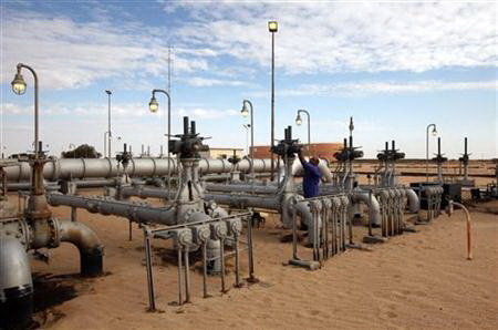 Công nhân đang làm việc tại một mỏ dầu ở Libya.